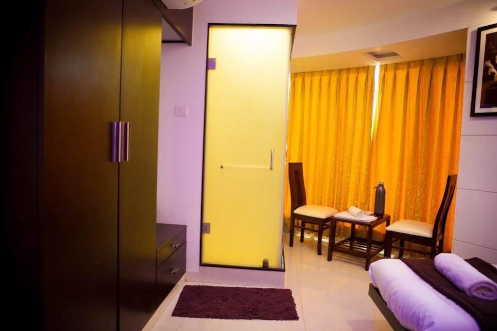 ลา โฮเต็ล เมโทร Hotel มุมไบ ภายนอก รูปภาพ